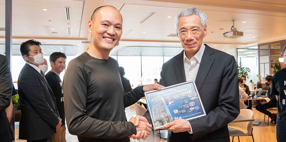 Kong Wan Sing JustCos Founder and CEO left and Singapore Prime Minister Lee Hsien Loong right 1